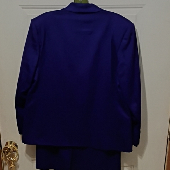 Chic Royal Blue Women's 10P Wool Suit - Picture 3 of 13